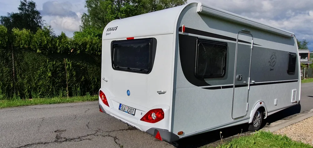 Knaus Südwind 540 FDK exteriér – zadní pohled