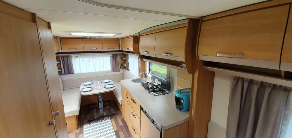 Knaus Südwind 540 FDK interiér – kuchyňský kout